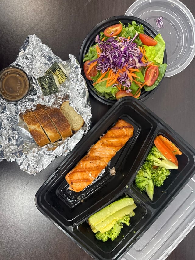L Grilled Salmon / Small House Salad.